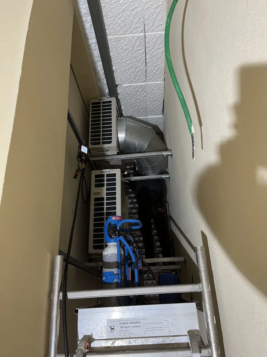 Installation des groupes extérieurs dans un couloir d'un mètre de large