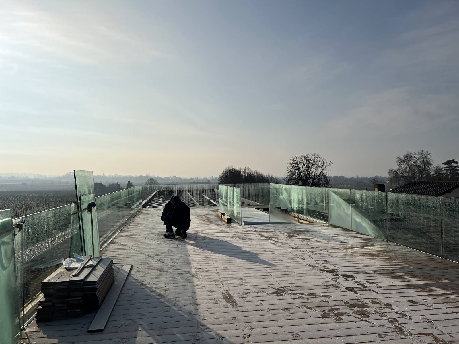 Groupe de climatisation installé sur la terrasse du château à Pomerol