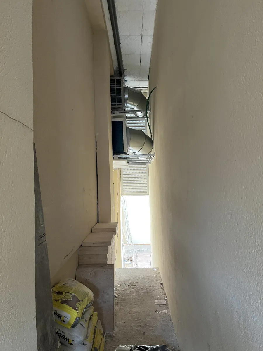 Groupes extérieurs General intégrés dans le couloir d'accès au jardin