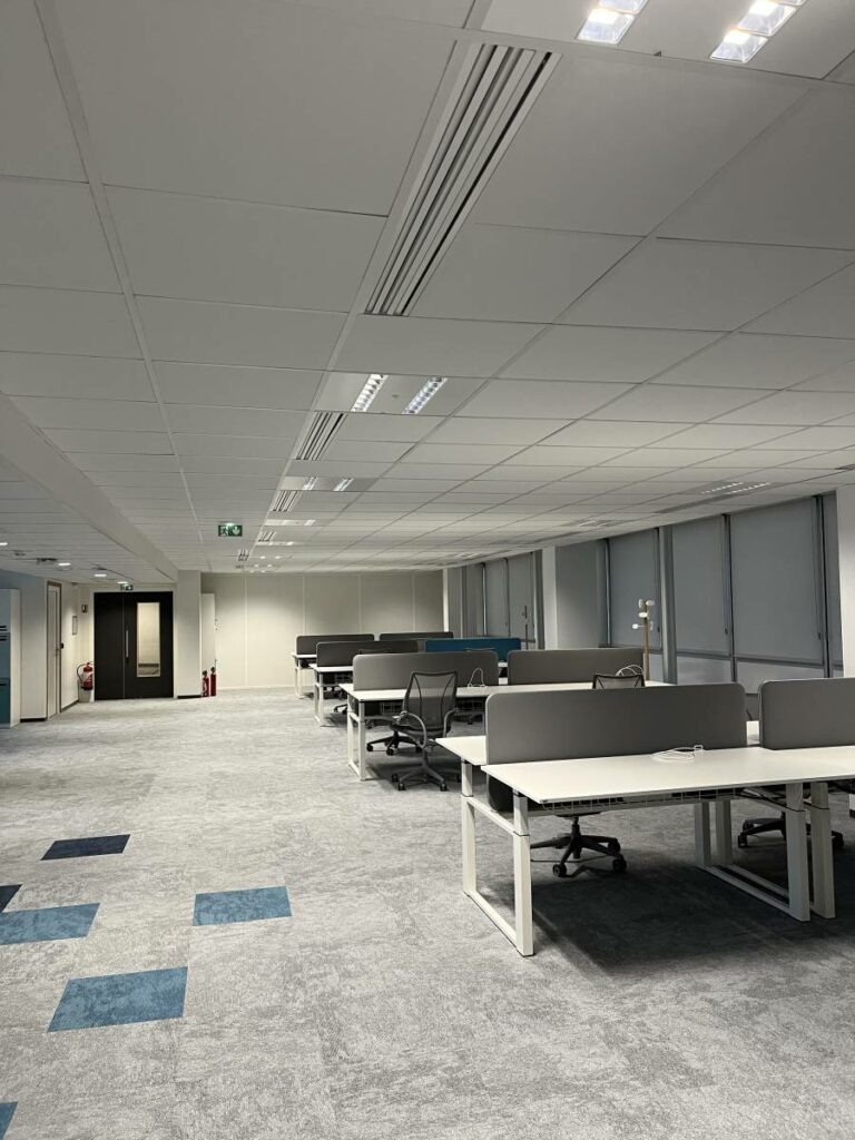 Plateau de bureaux en cours de rénovation du chauffage et de la climatisation au siège BNP de Mérignac