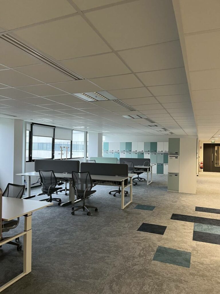 Passage des réseaux de climatisation et de ventilation en faux plafond des bureaux BNP à Mérignac
