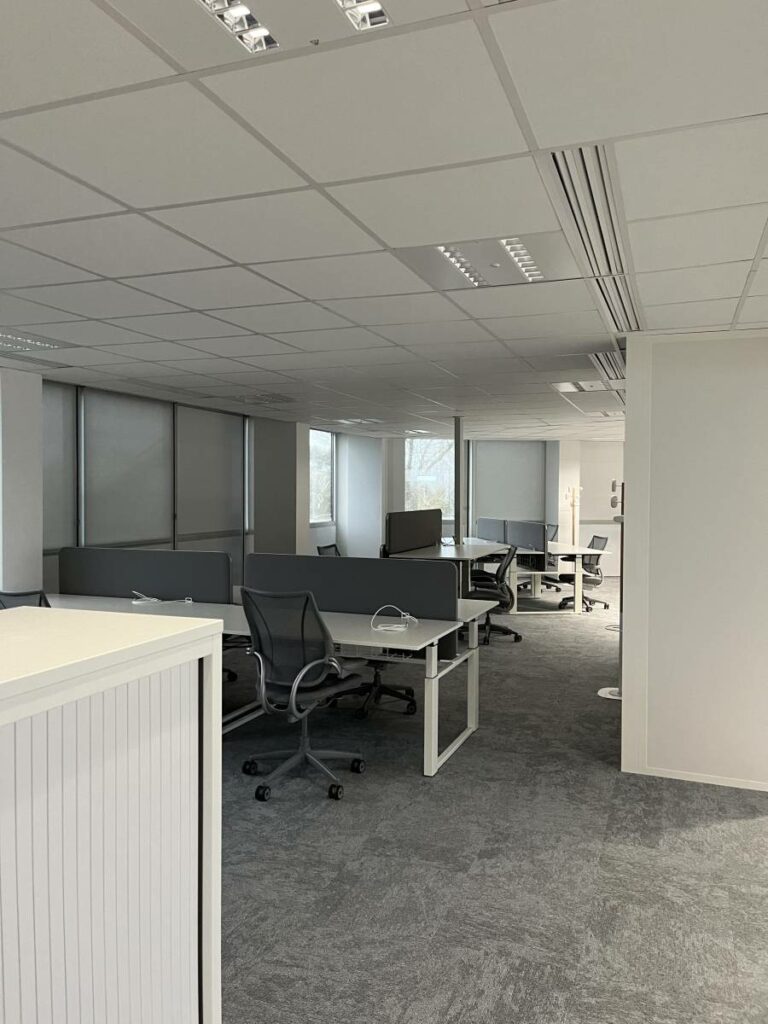 Grilles de soufflage linéaires intégrées au faux plafond des bureaux BNP Paribas à Mérignac