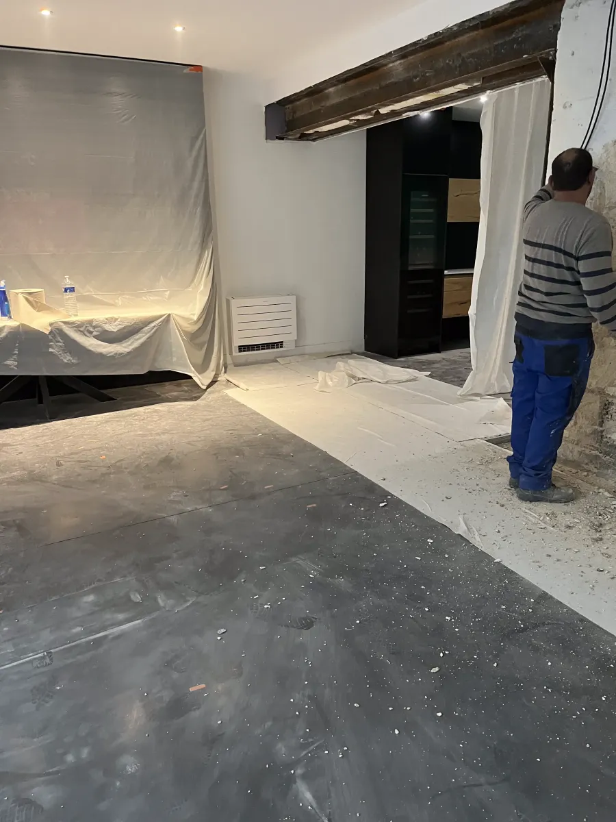 Climatisation par console Daikin Perfera encastrée dans un salon des Chartrons à Bordeaux