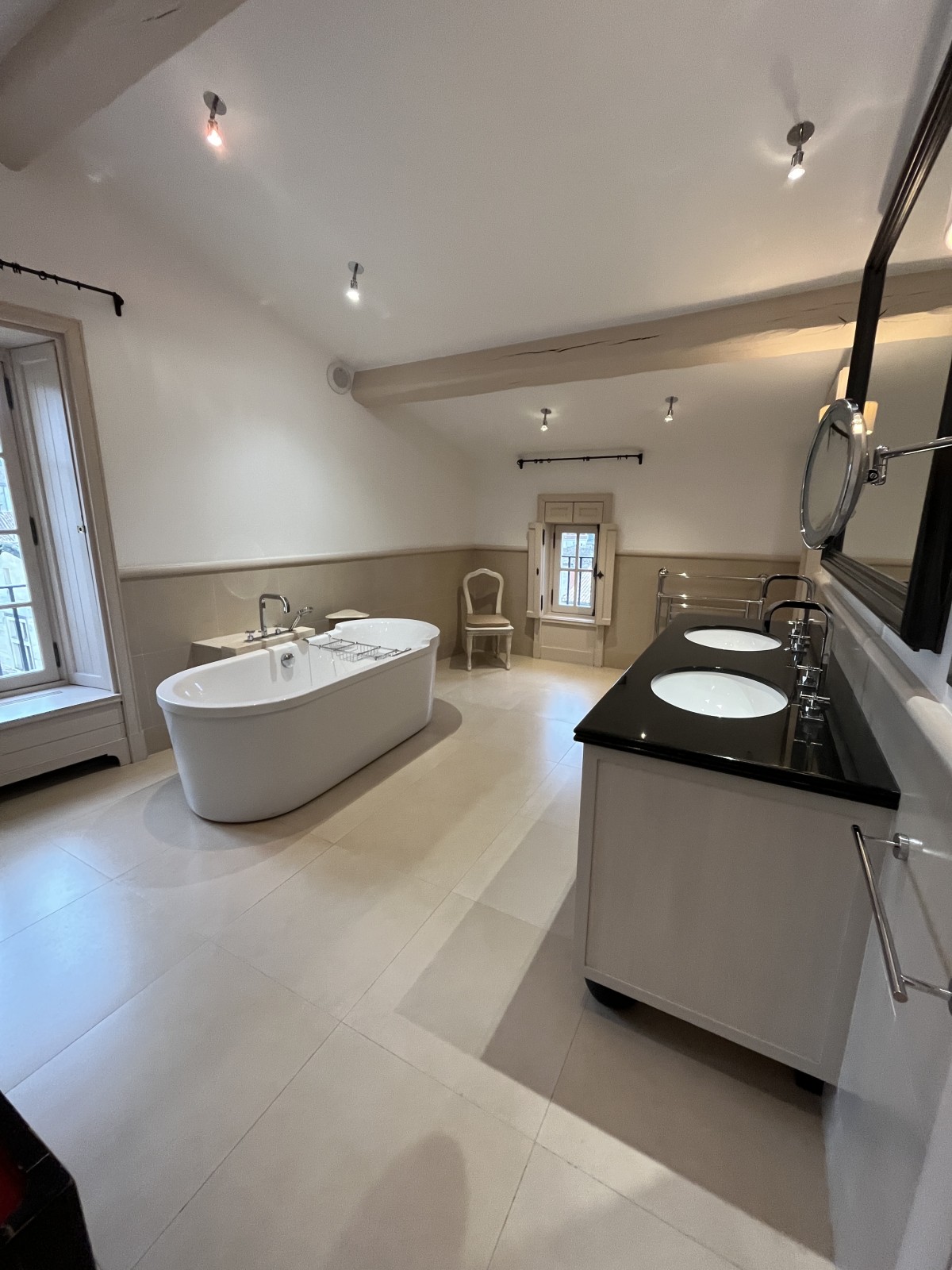 Travaux de climatisation dans une chambre de l'hôtel de Pavie