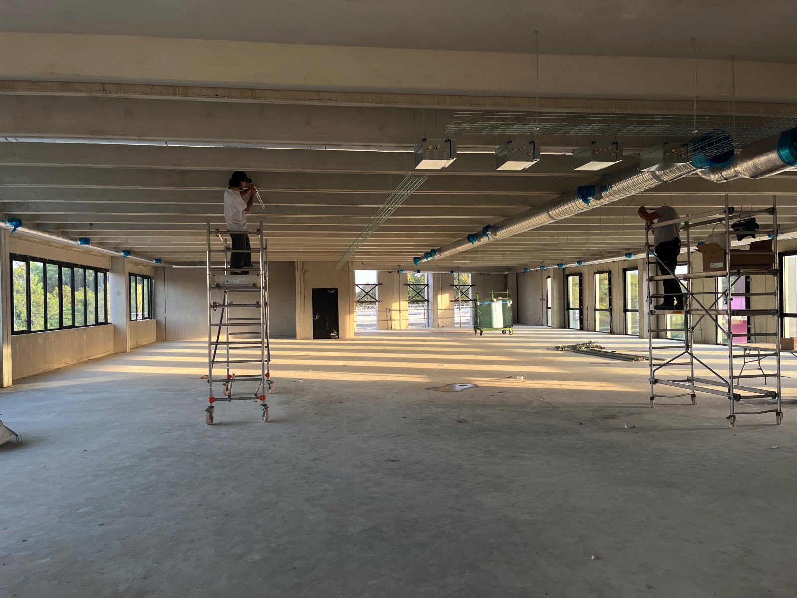 Supports des réseaux frigorifiques posés au plafond