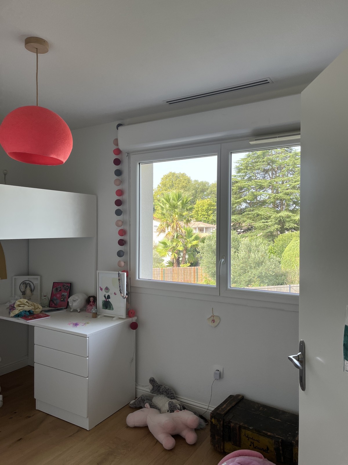 Grille linéaire design dans une chambre d'enfant