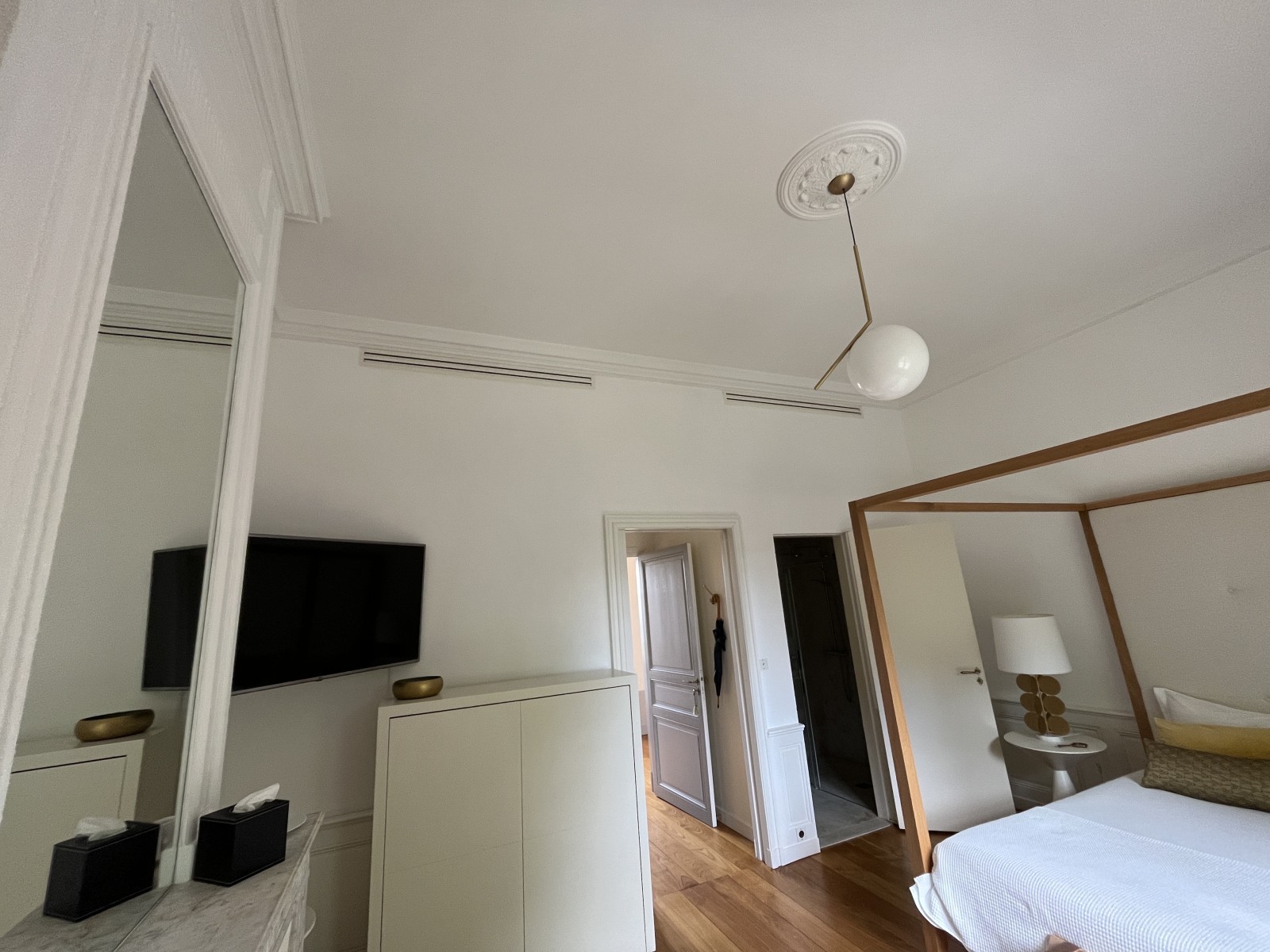 Diffuseurs linéaires discrets pour la climatisation d'une suite à Portets