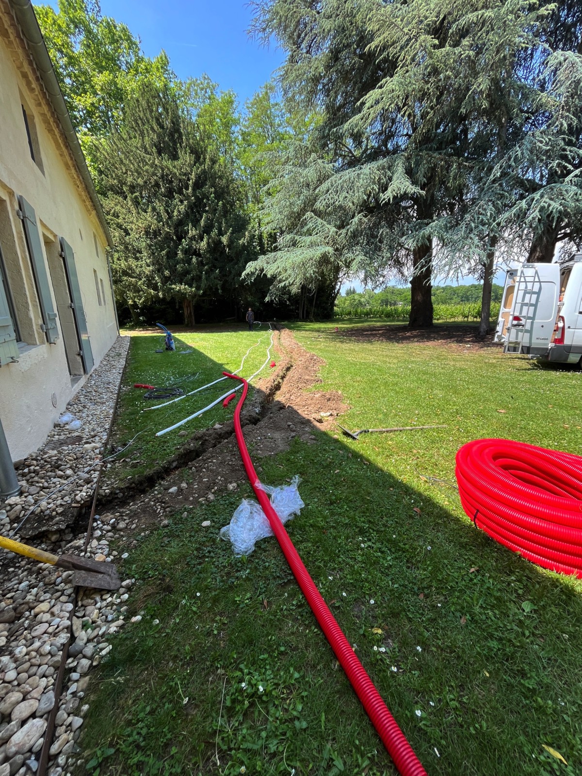 Tranchée dans le bois du domaine pour relier le groupe extérieur VRV Daikin