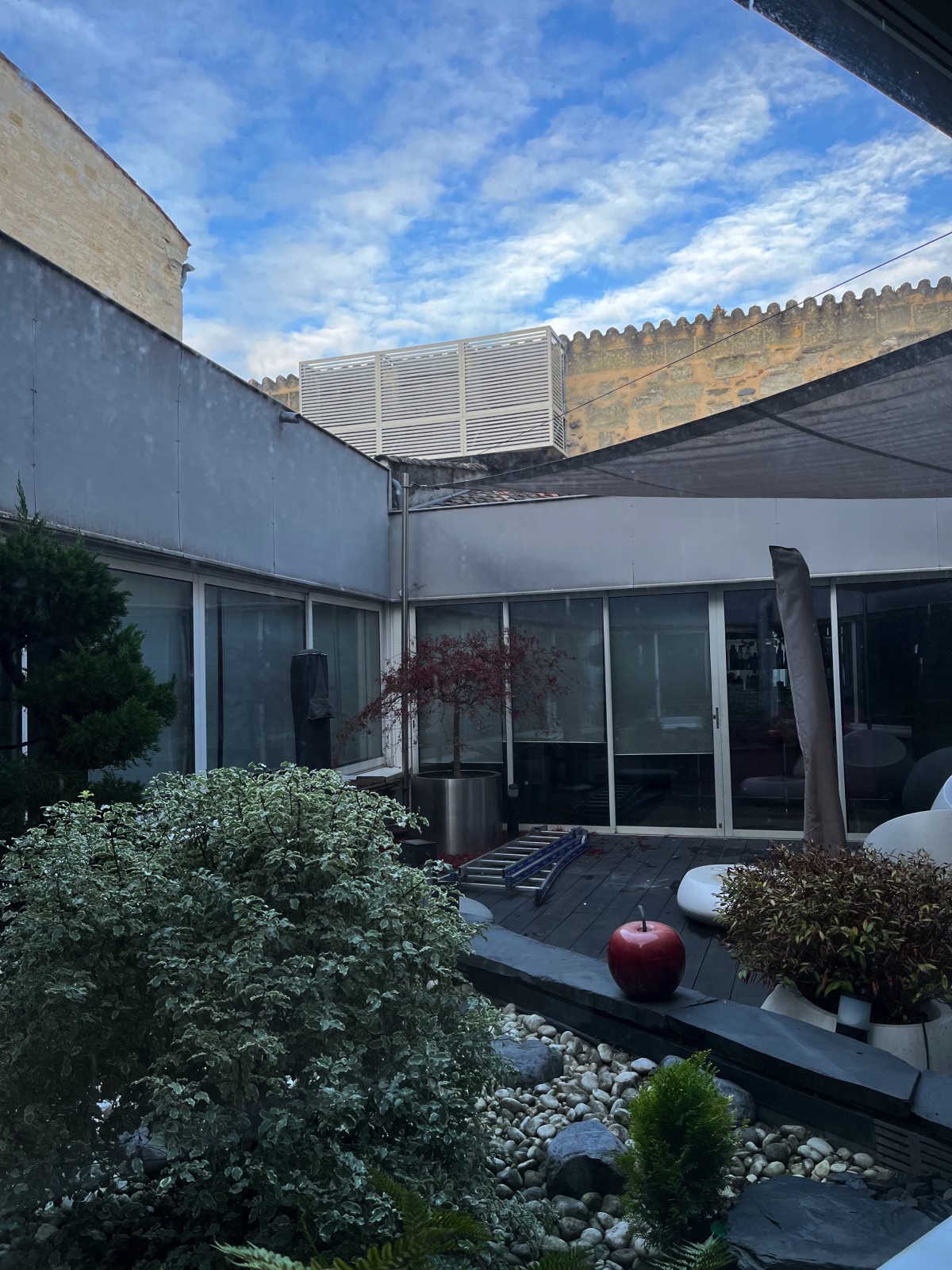 Patio central du loft en plein cœur de Bordeaux