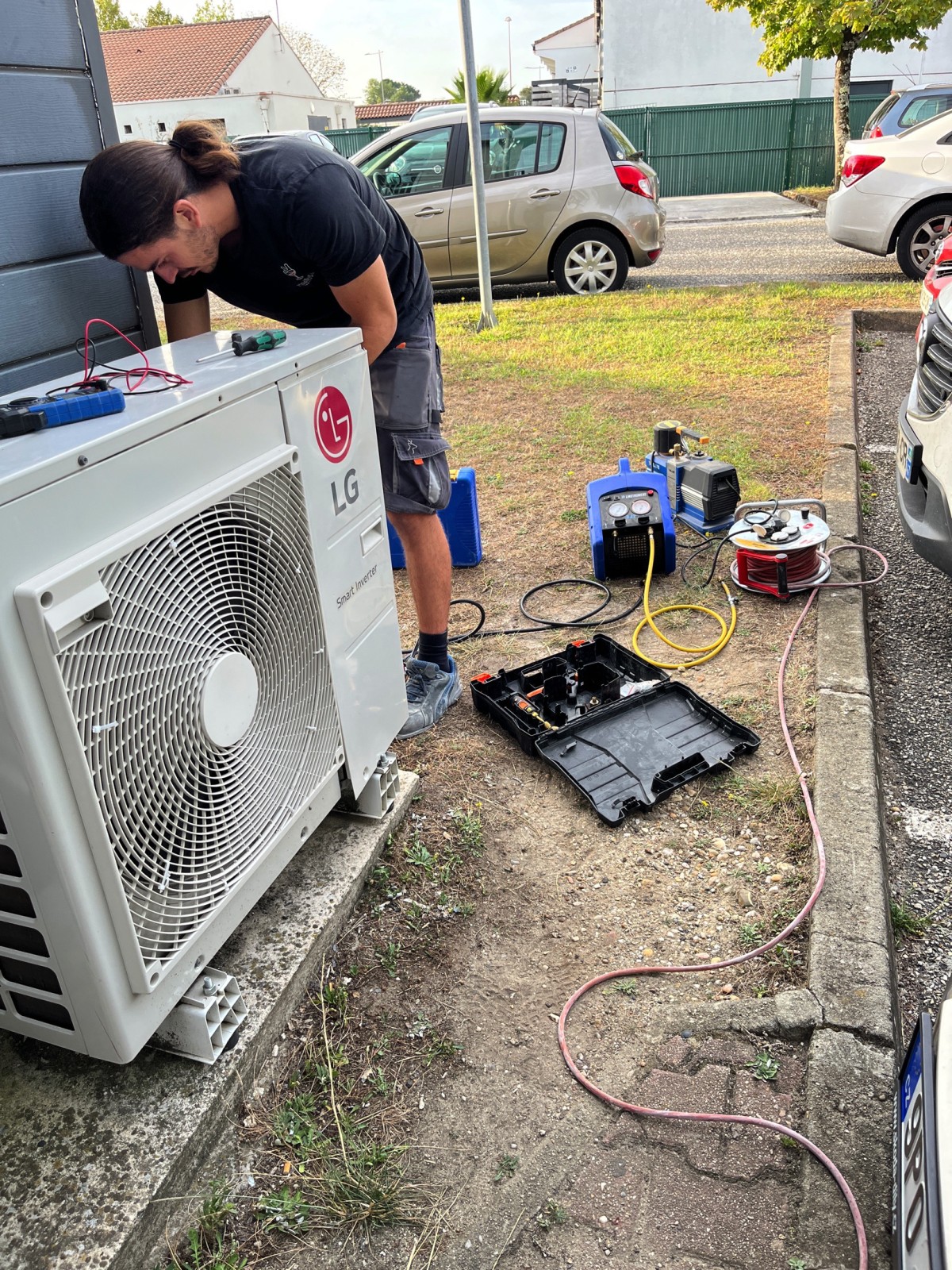 Technicien récupérant le fluide R410A d'un multisplit LG à Mérignac