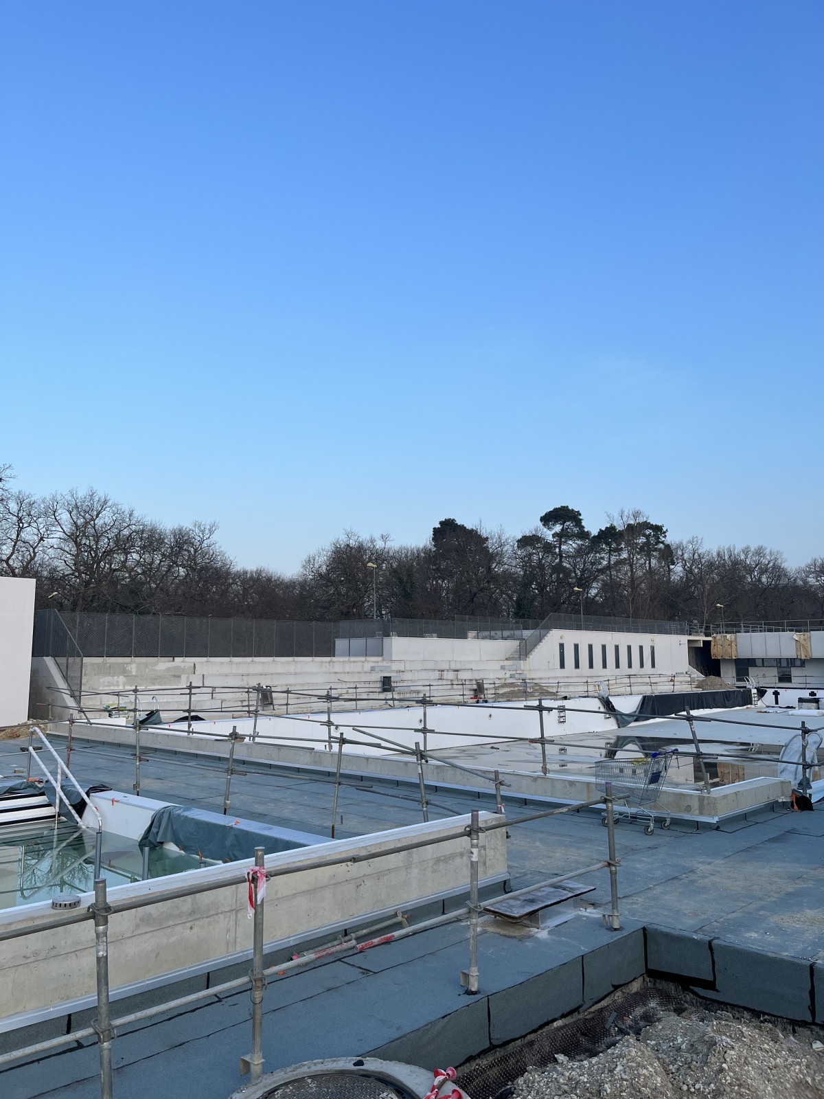 Chantier de climatisation VRV Daikin au stade nautique de Talence