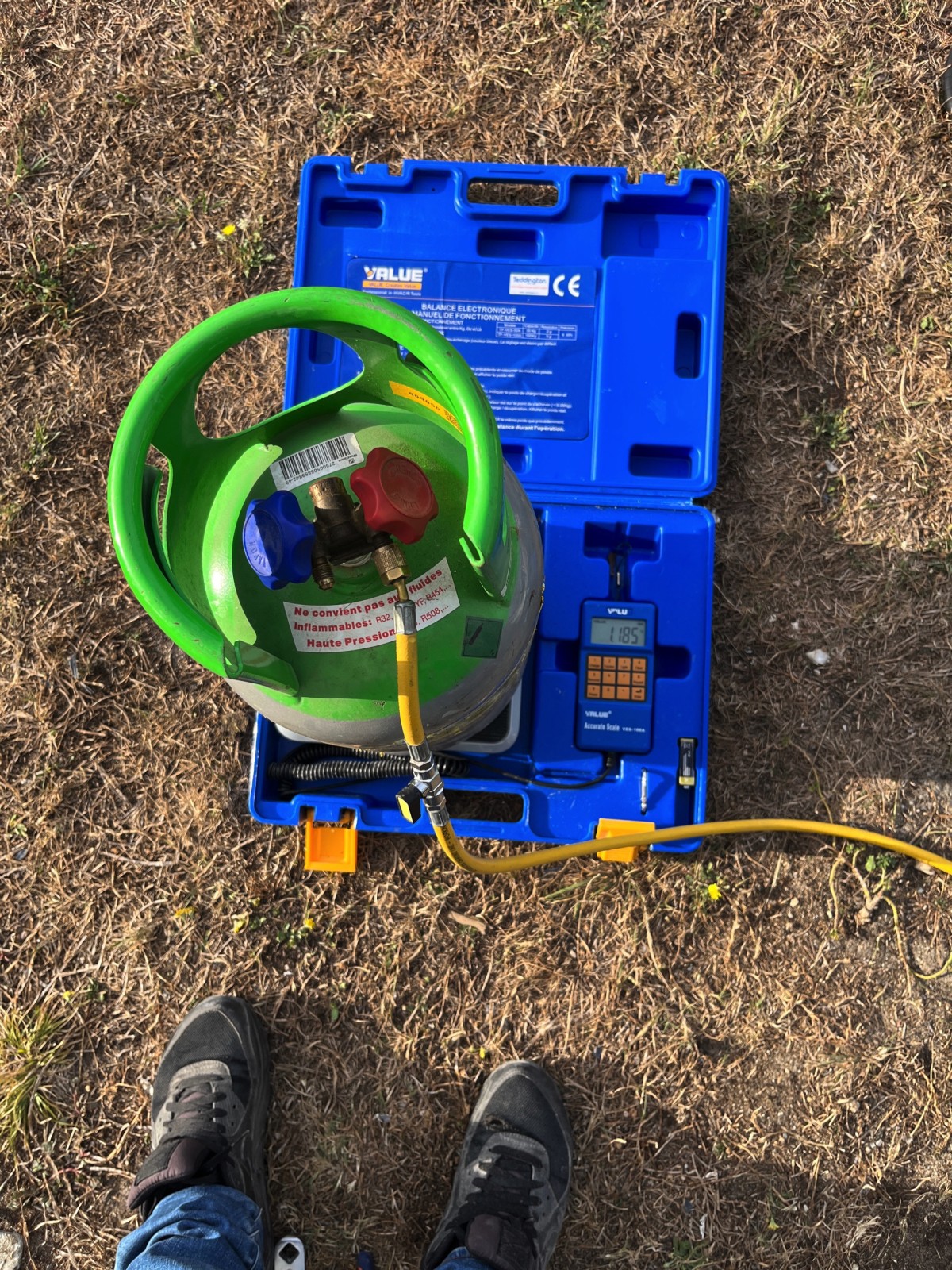 Bouteille de récupération posée sur sa balance de pesée