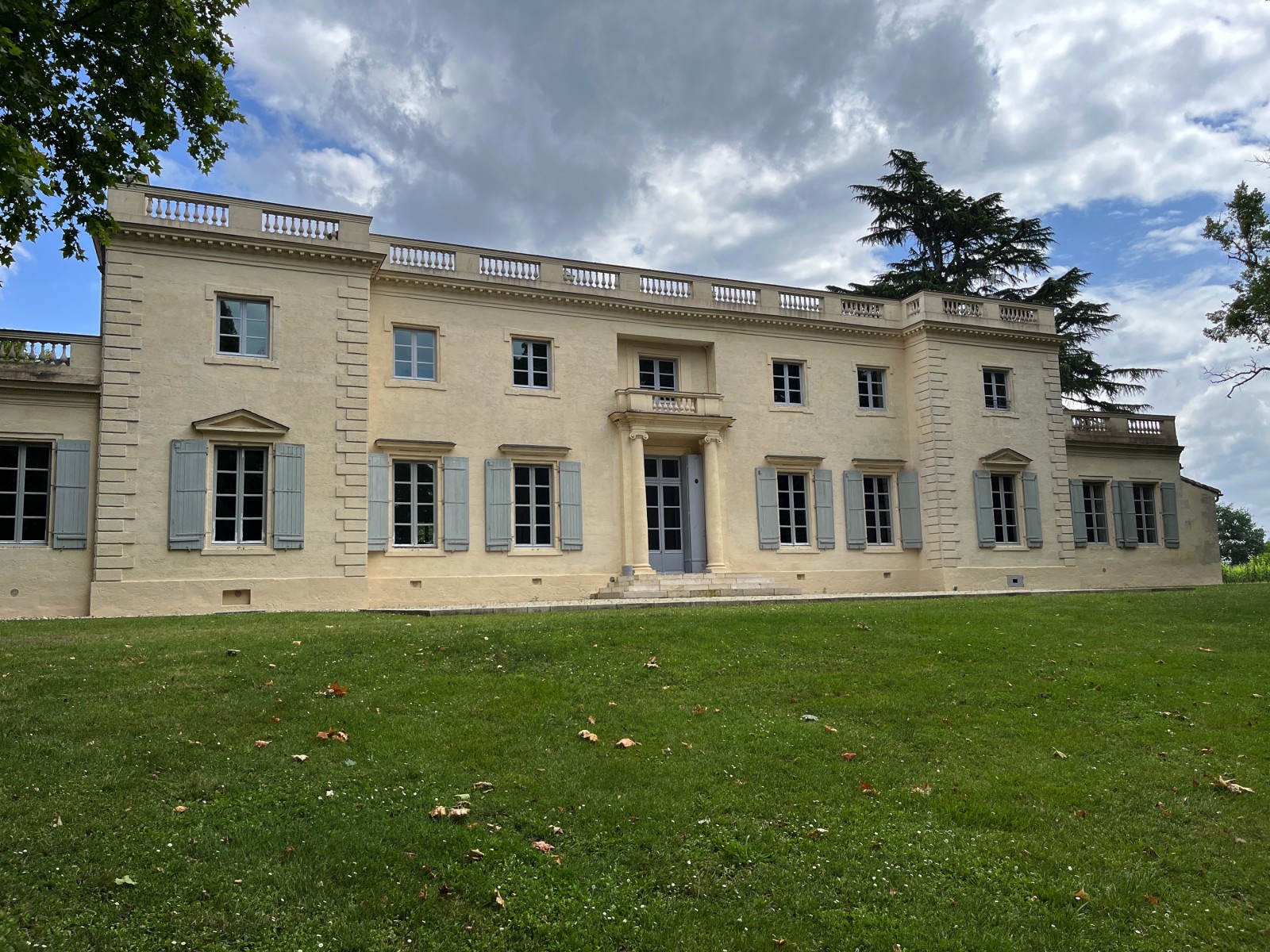 Façade du château de l'Hospital à Portets