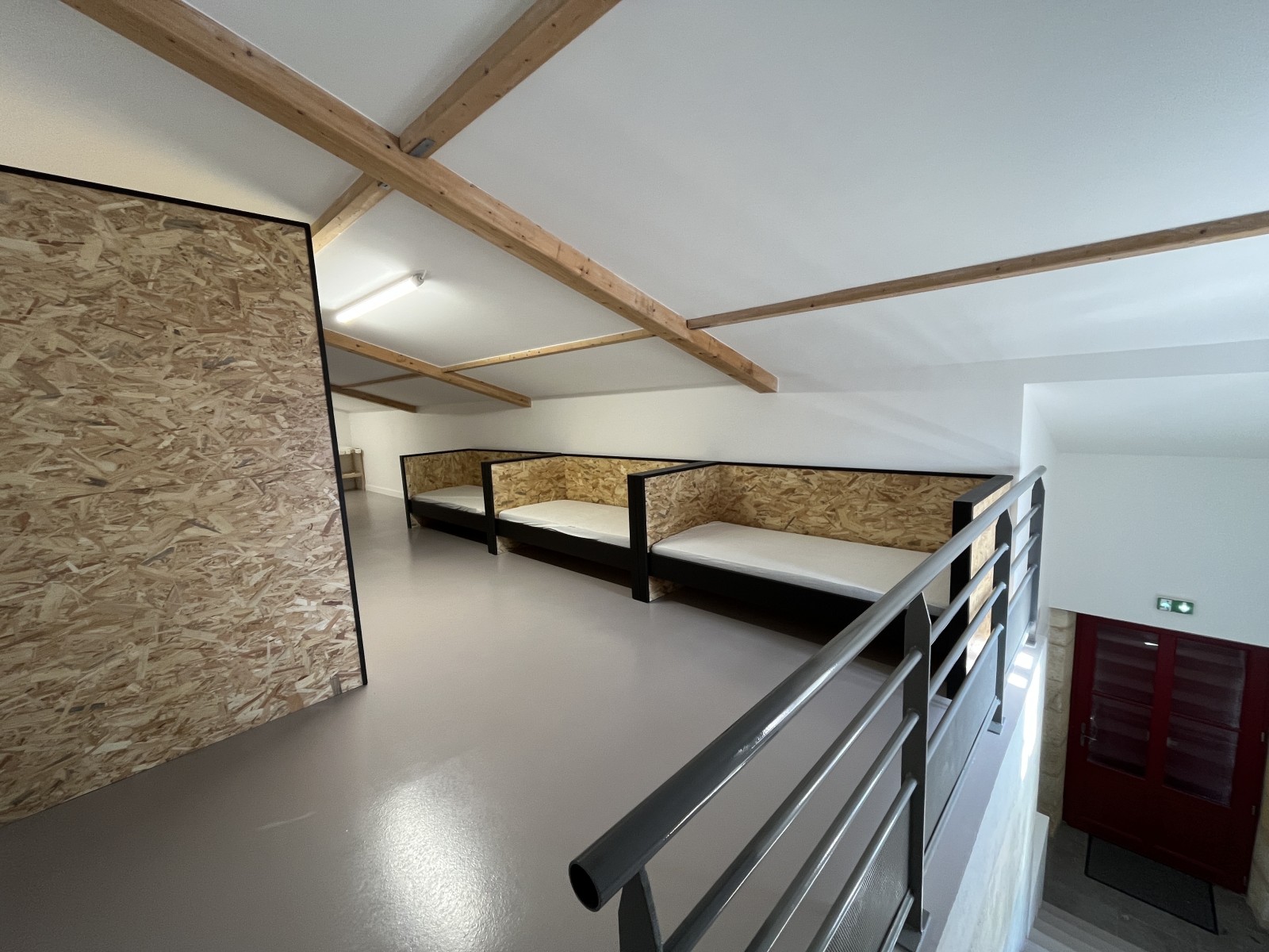 Pose de la climatisation dans la chambre collective du château
