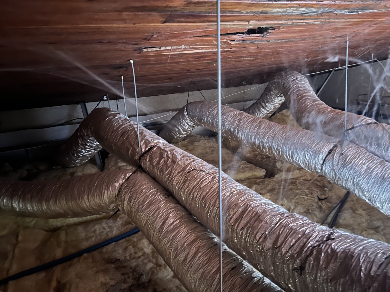 Diffuseurs linéaires invisibles dans les bureaux du château Cheval Blanc