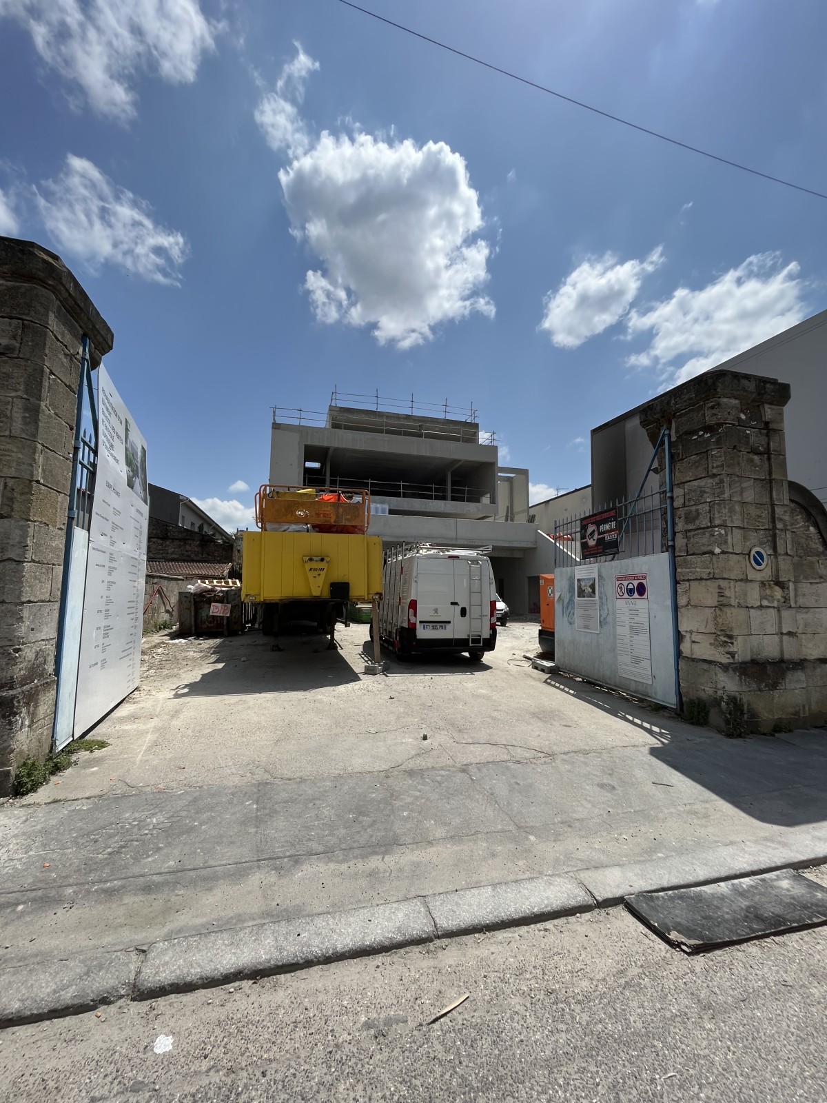Entrée de l'école INSEEC, dont nous avons réalisé la climatisation à Bordeaux