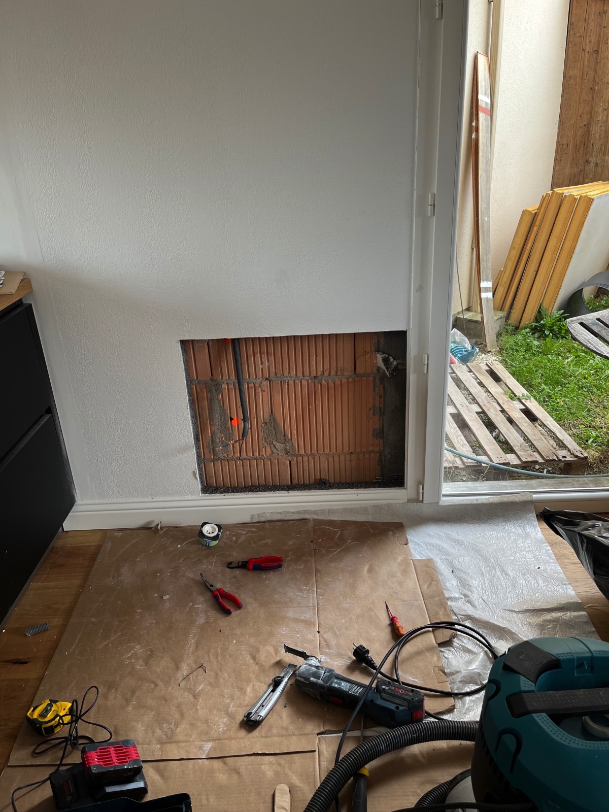 Découpe du doublage pour encastrer la console Perfera