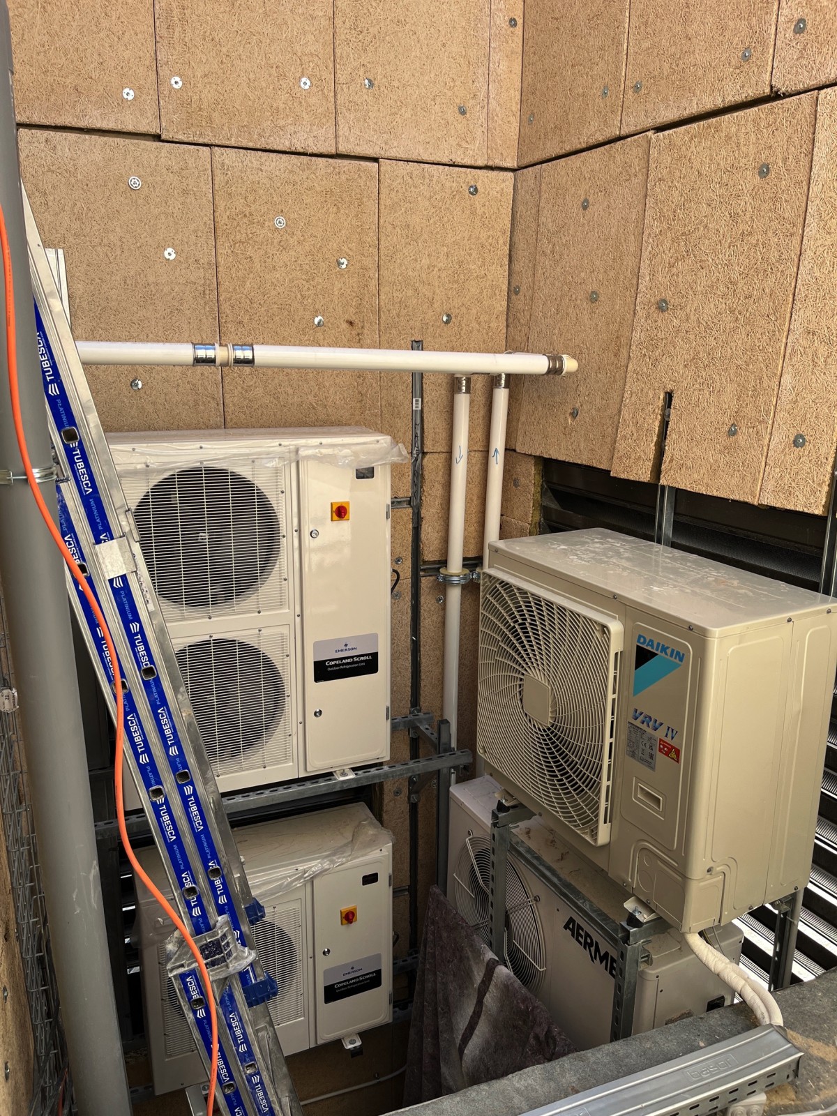 Cour technique regroupant les groupes de la climatisation VRV Daikin à Saint-Émilion